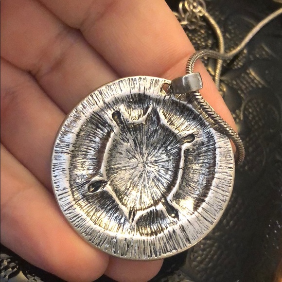 NWT - Distressed sea turtle necklace - Picture 3 of 3